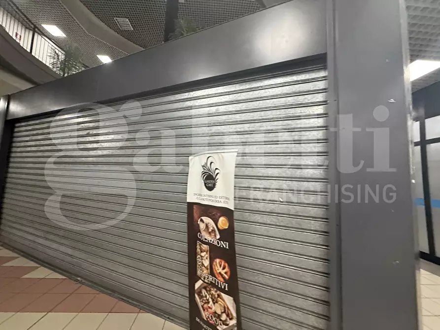 Immagine 17 di Negozio in affitto  in Via Trieste, snc a Erba