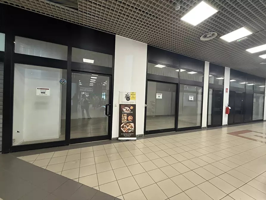 Immagine 3 di Negozio in affitto  in Via Trieste, snc a Erba