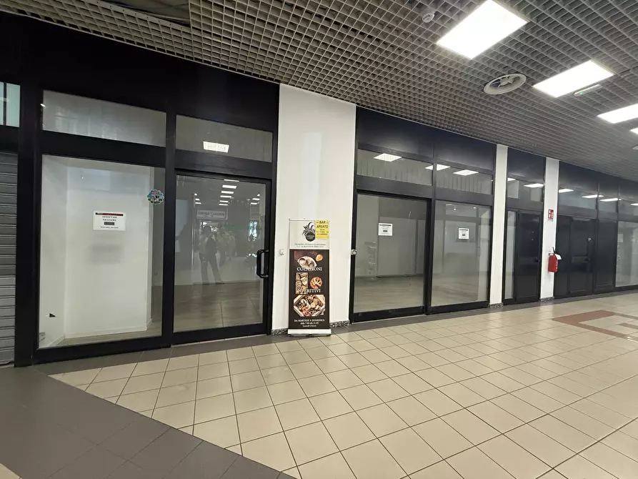 Immagine 8 di Negozio in affitto  in Via Trieste, snc a Erba