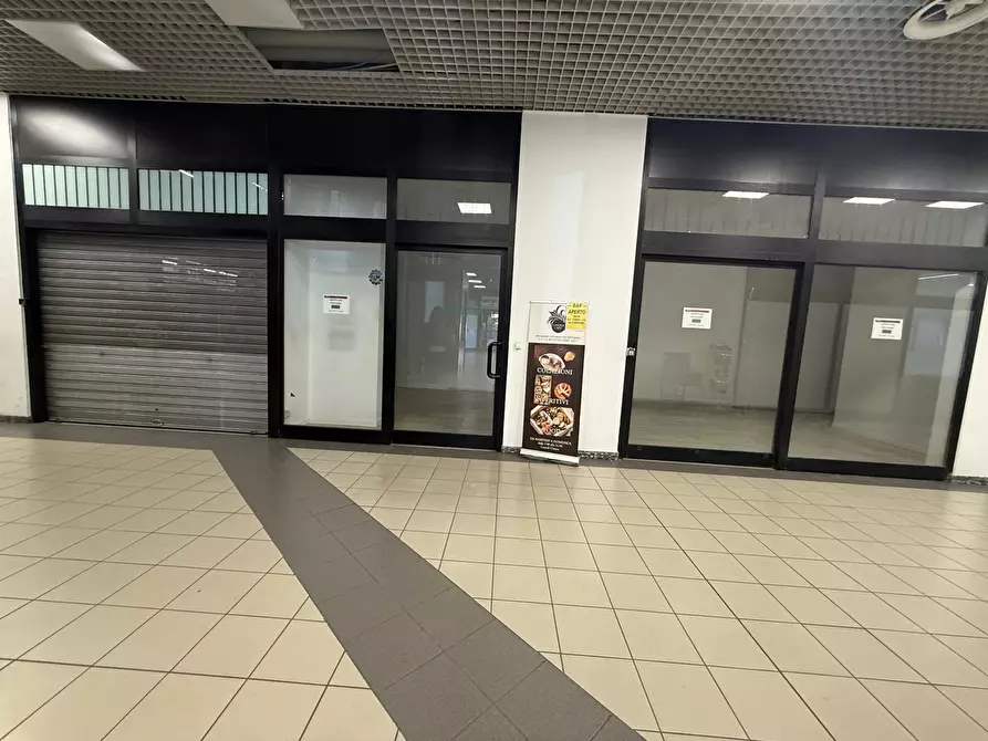 Immagine 1 di Negozio in affitto  in Via Trieste, snc a Erba