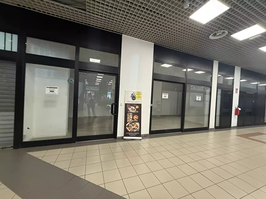 Immagine 6 di Negozio in affitto  in Via Trieste, snc a Erba