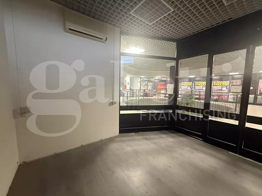 Immagine 1 di Negozio in affitto  in Via Trieste, snc a Erba