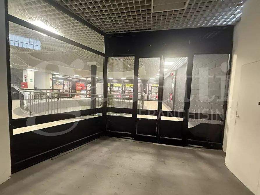 Immagine 2 di Negozio in affitto  in Via Trieste, snc a Erba