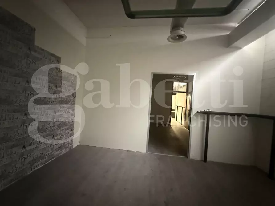 Immagine 3 di Negozio in affitto  in Via Trieste, snc a Erba