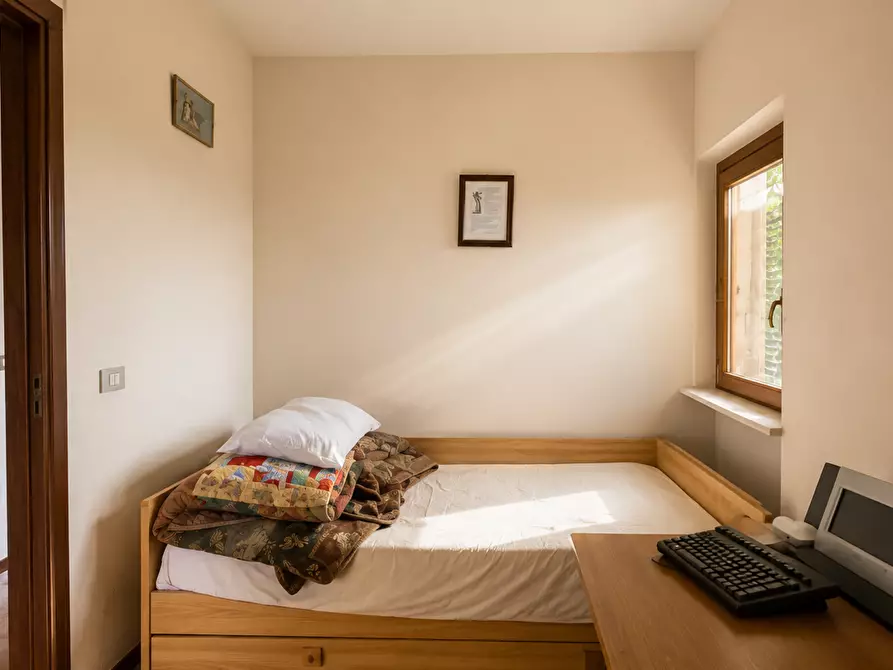 Immagine 8 di Casa trifamiliare in vendita  in Via Valle della Vigna, 1 a Torre Cajetani