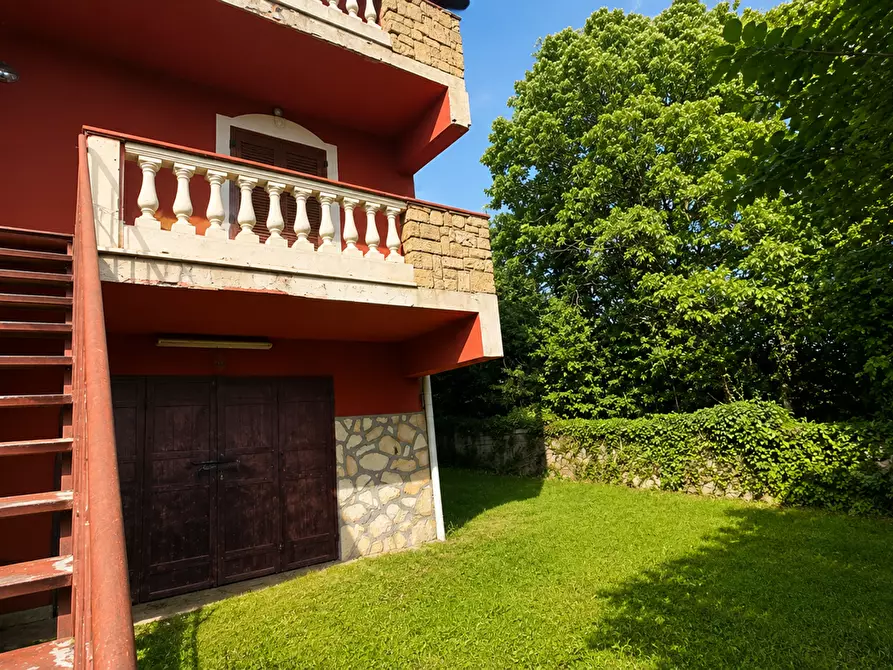 Immagine 2 di Casa trifamiliare in vendita  in Via Valle della Vigna, 1 a Torre Cajetani
