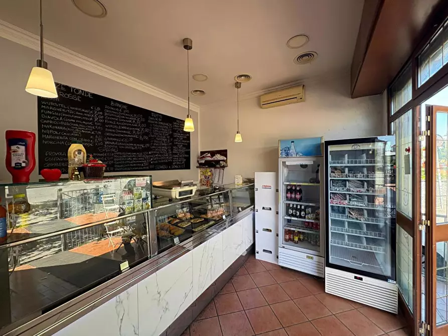 Immagine 12 di Attività commerciale in vendita  in Via della  Casetta Mattei, 343 a Roma