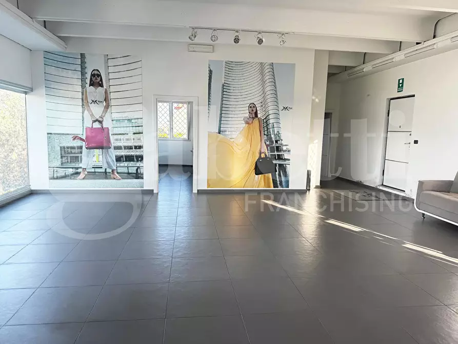 Immagine 5 di Negozio in affitto  in Via Santa Maria Capua Vetere a Capua