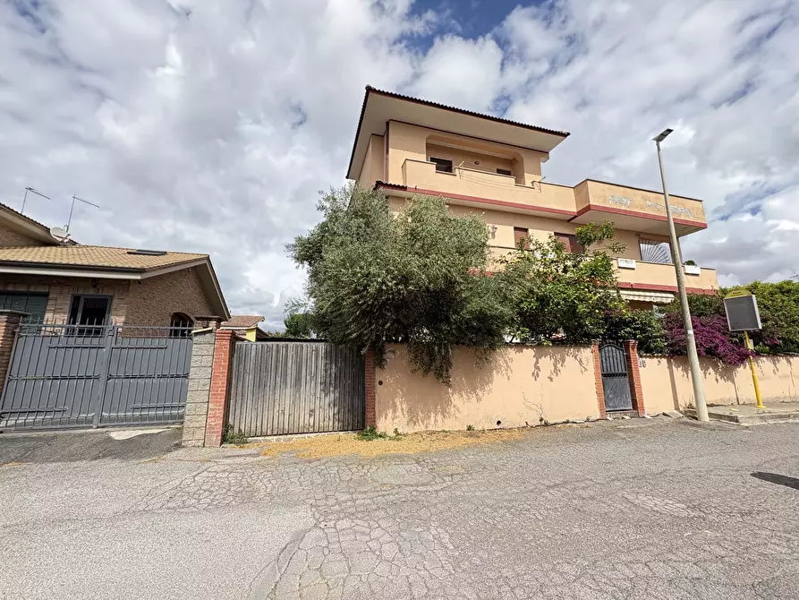 Immagine 1 di Appartamento in vendita  in Via Buscate, 32 a Roma