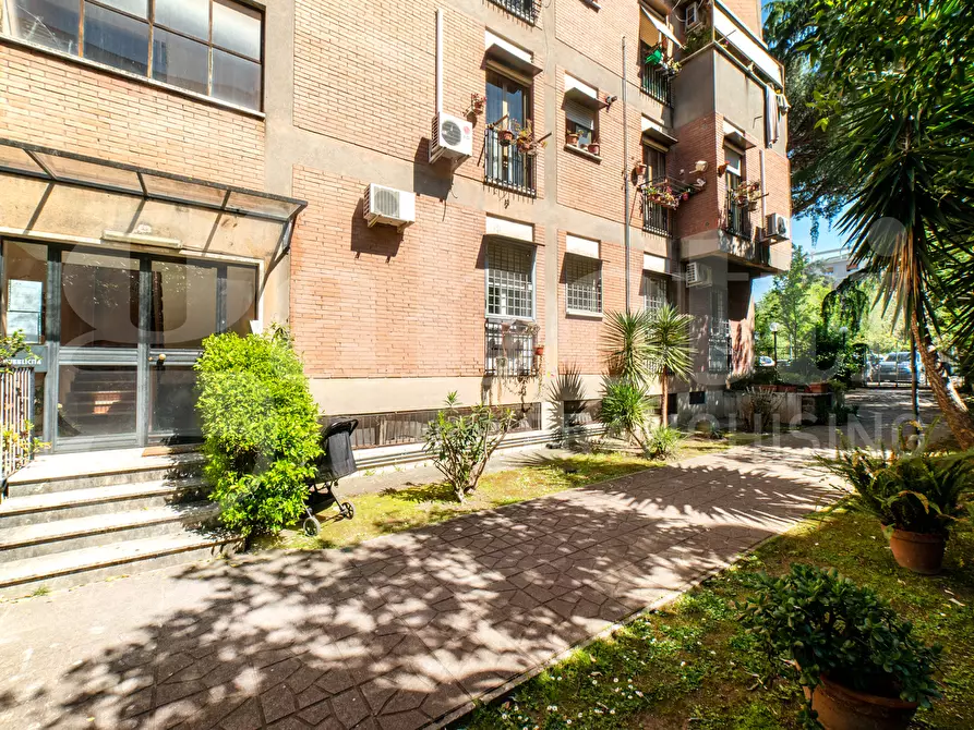 Immagine 1 di Appartamento in vendita  in Viale Oscar Sinigaglia, 11 a Roma