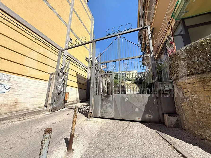 Immagine 2 di Appartamento in vendita  in Via michele guadagno a Napoli