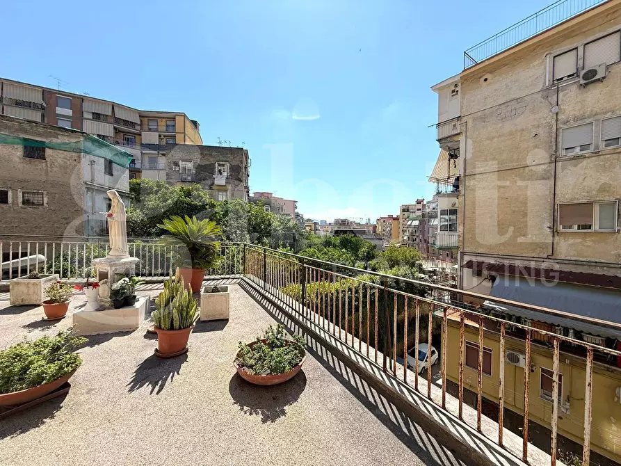 Immagine 1 di Appartamento in vendita  in Via michele guadagno a Napoli