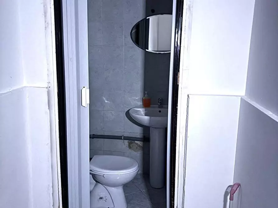 Immagine 14 di Negozio in affitto  in Corso G. Garibaldi, 276 a Napoli