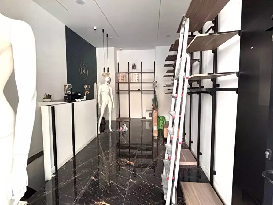 Immagine 7 di Negozio in affitto  in Corso G. Garibaldi, 276 a Napoli
