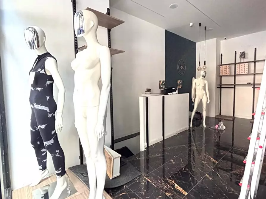 Immagine 6 di Negozio in affitto  in Corso G. Garibaldi, 276 a Napoli