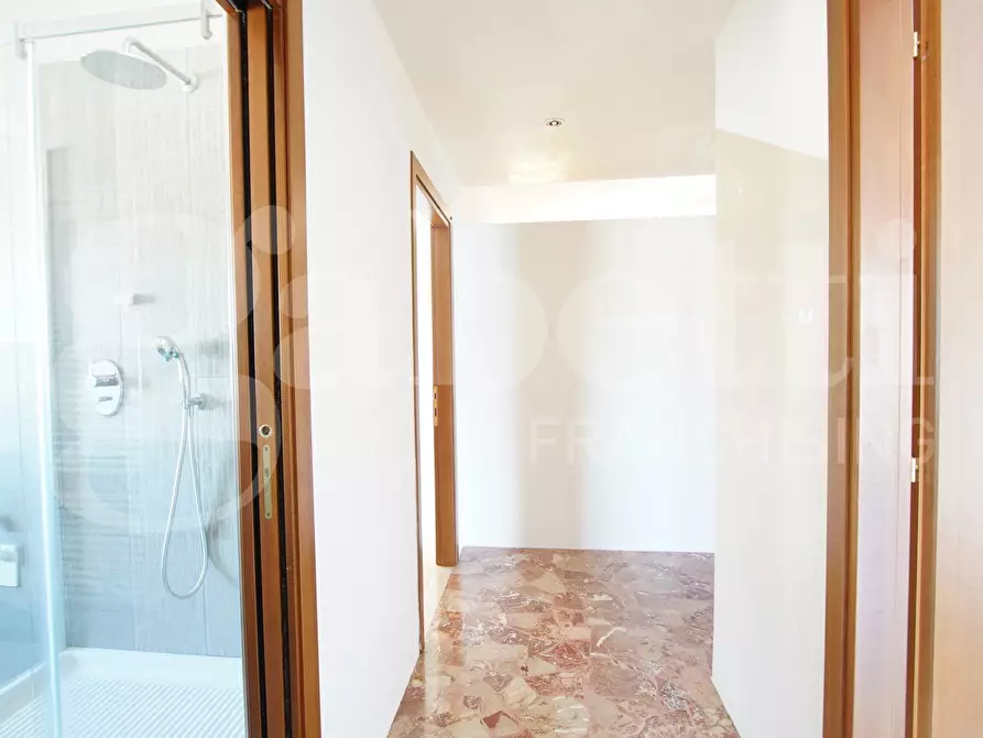 Immagine 21 di Appartamento in vendita  in Via Tevere, . a Venezia
