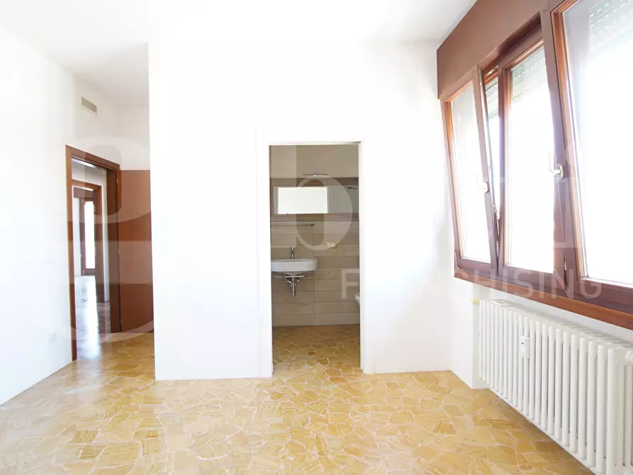 Immagine 9 di Appartamento in vendita  in Via Tevere, . a Venezia