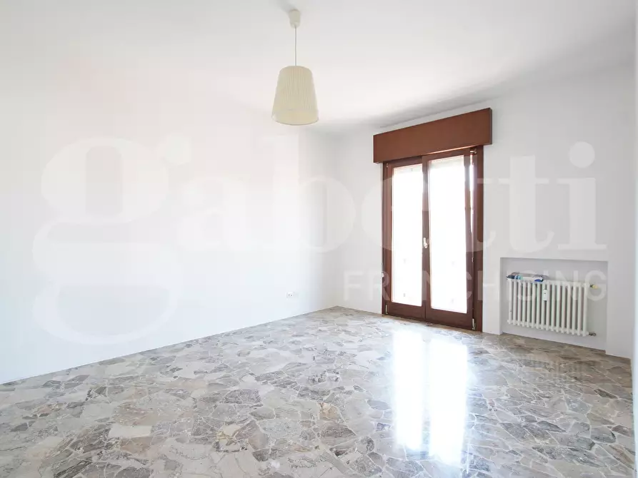 Immagine 13 di Appartamento in vendita  in Via Tevere, . a Venezia