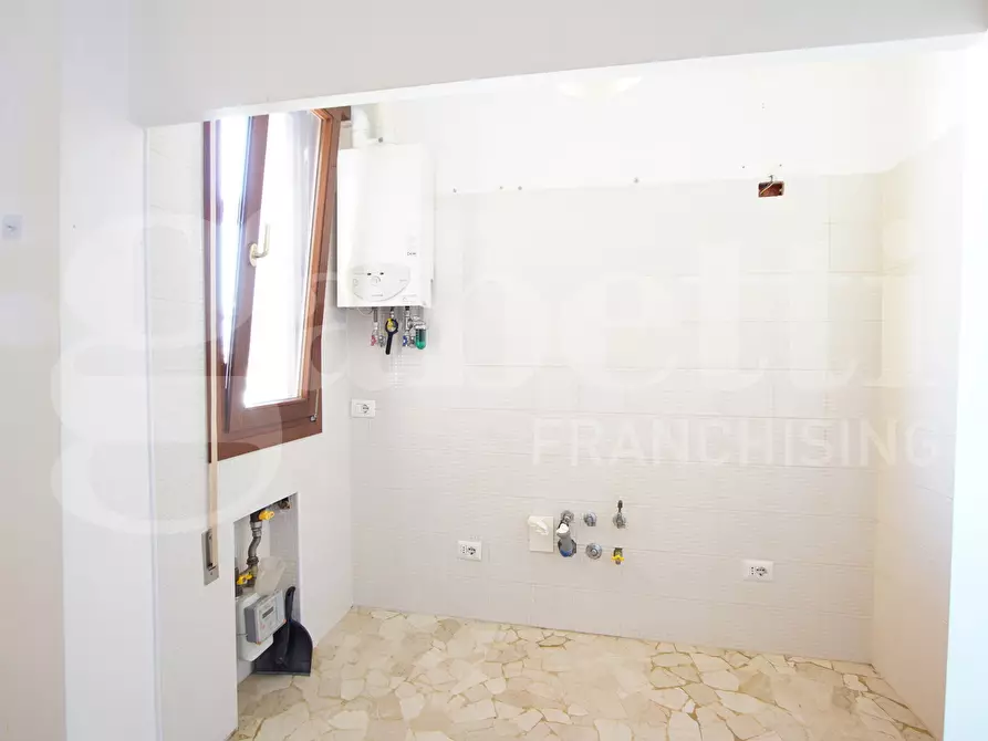 Immagine 7 di Appartamento in vendita  in Via Tevere, . a Venezia