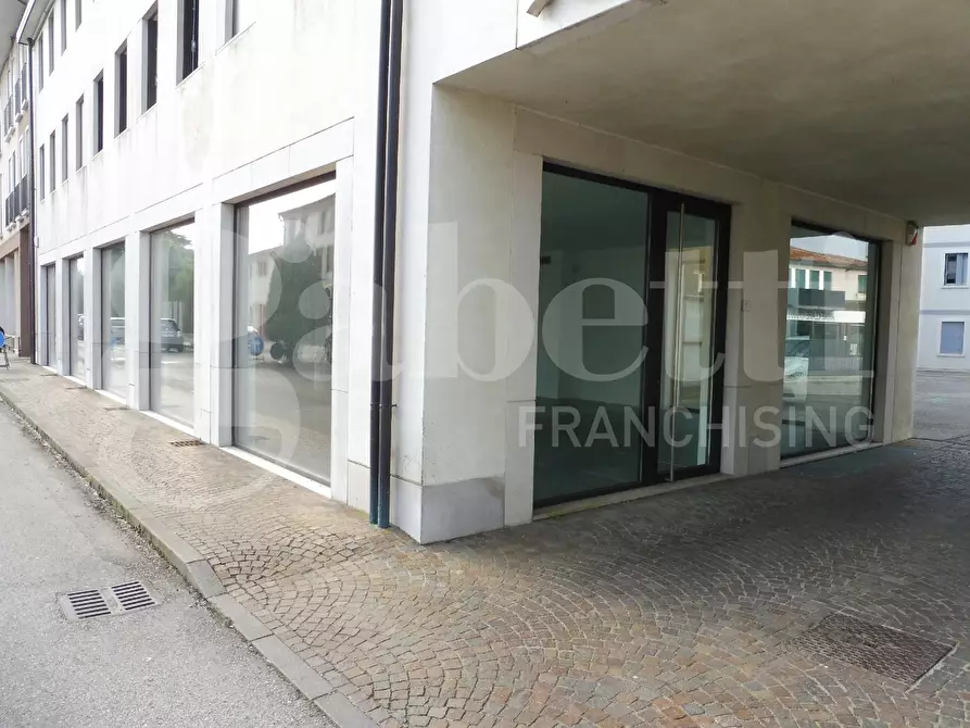 Immagine 1 di Negozio in affitto  in Piazza Risorgimento a Schiavon