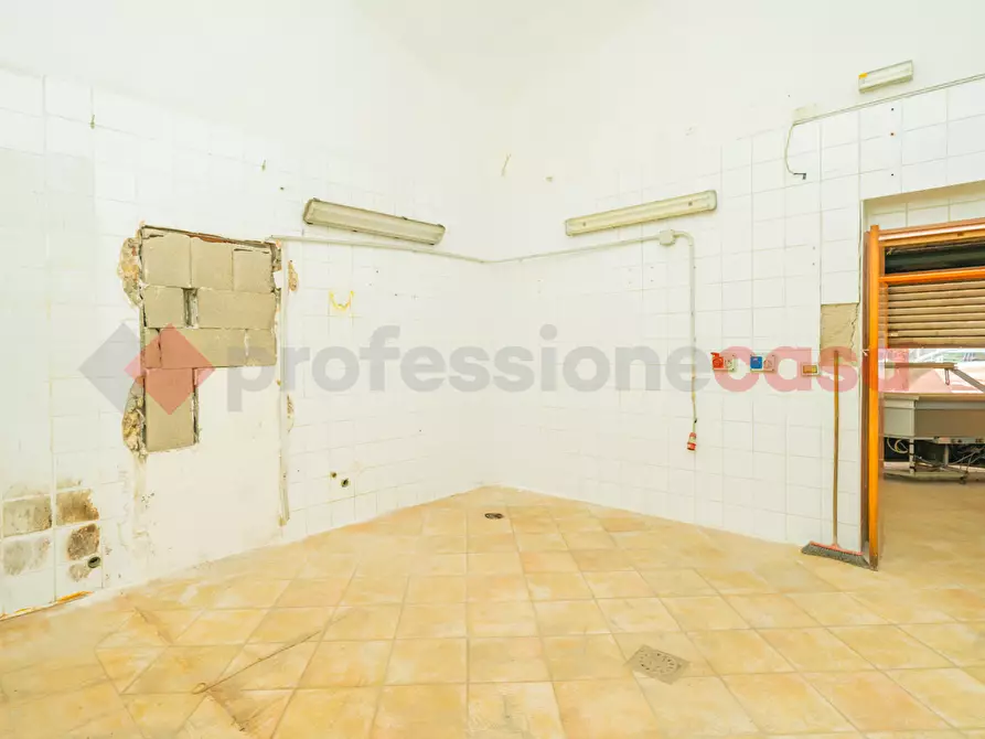 Immagine 16 di Negozio in vendita  in Corso San Giovanni a Teduccio, 820 a Napoli