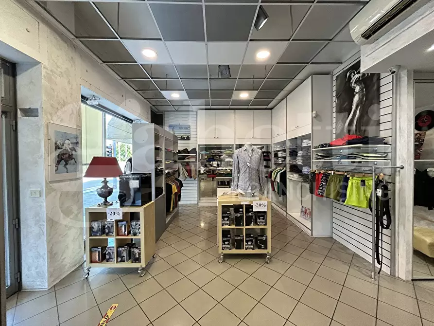 Immagine 2 di Negozio in vendita  in Via TOSCANA a Bologna
