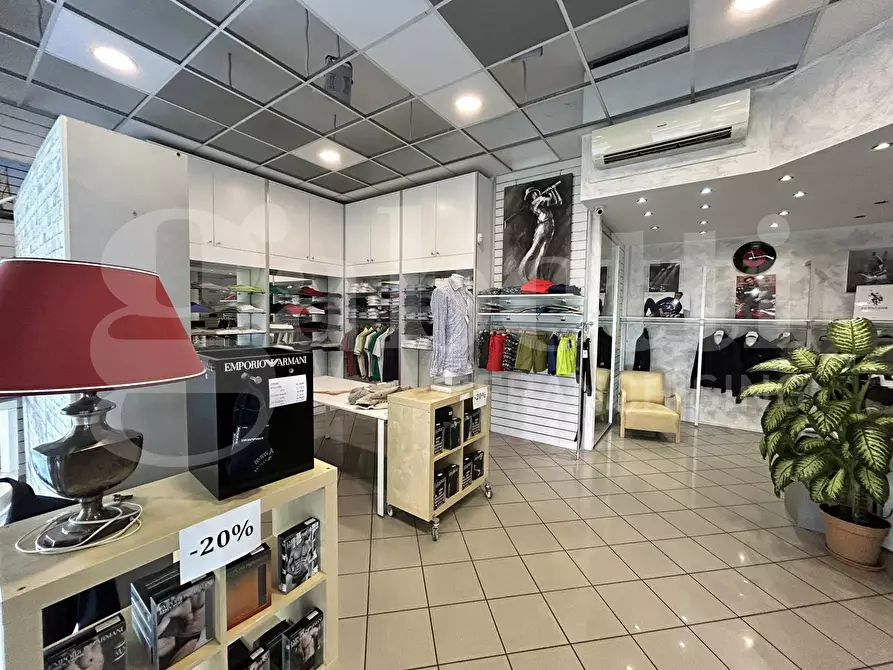 Immagine 3 di Negozio in vendita  in Via TOSCANA a Bologna