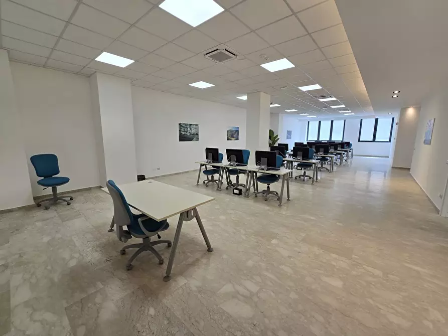 Immagine 17 di Ufficio in affitto  in Via Lincoln, 21 a Palermo