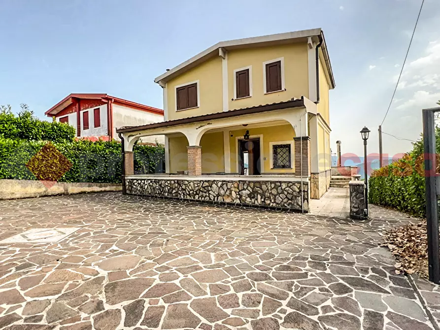 Immagine 1 di Villa in vendita  in Via Circonvallazione Cerano, 24 a Torre Cajetani