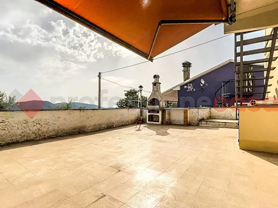Immagine 3 di Villa in vendita  in Via Circonvallazione Cerano, 24 a Torre Cajetani
