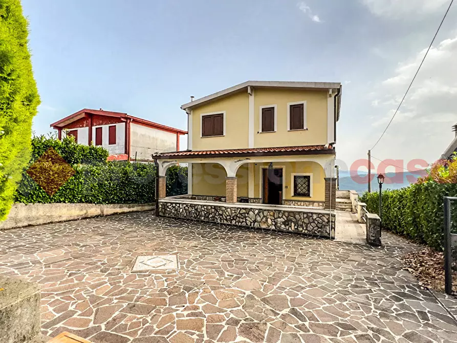 Immagine 2 di Villa in vendita  in Via Circonvallazione Cerano, 24 a Torre Cajetani