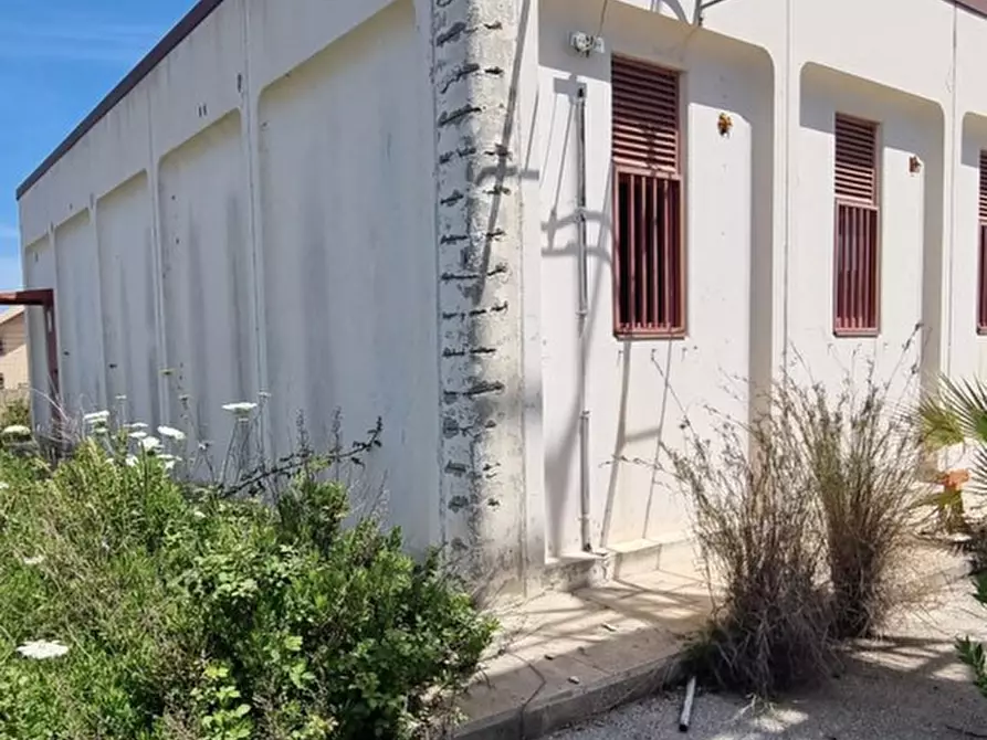 Immagine 11 di Palazzo in vendita  in Via Adige, 81 a Melilli