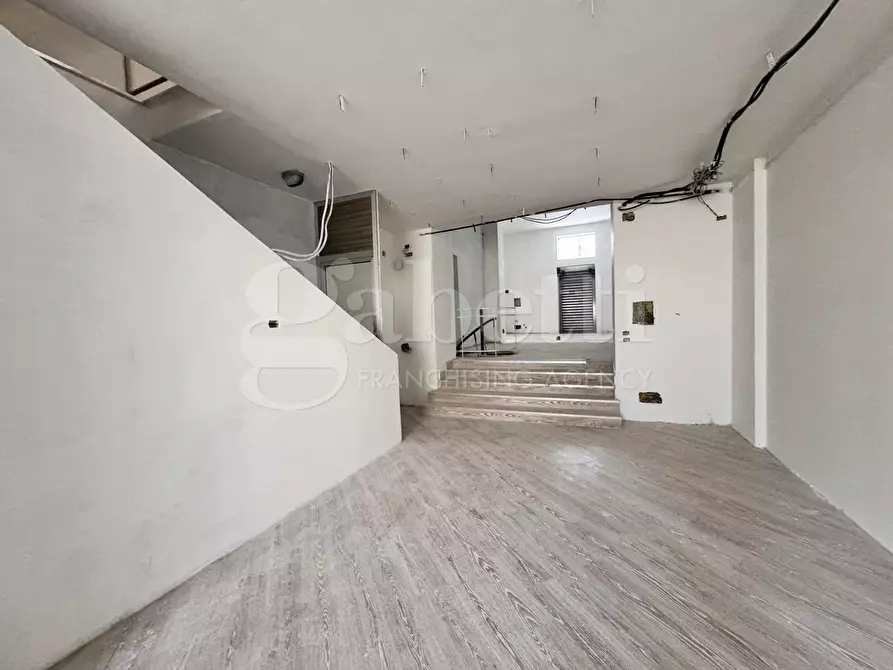 Immagine 12 di Negozio in affitto  in Corso Giuseppe Garibaldi a Grumo Nevano