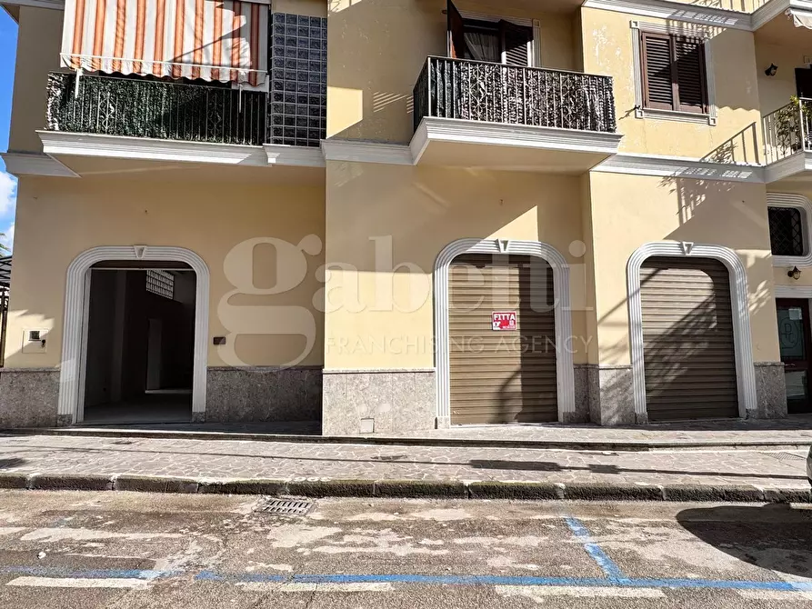 Immagine 1 di Negozio in affitto  in Corso Giuseppe Garibaldi a Grumo Nevano