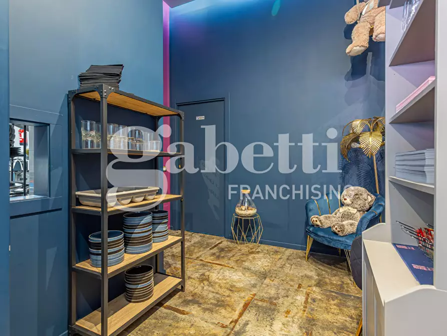 Immagine 9 di Attività commerciale in vendita  in Via Carmelo Pezzullo a Frattamaggiore