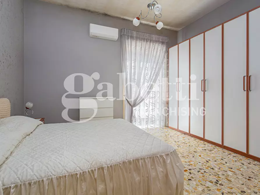 Immagine 21 di Palazzo in vendita  in Via Limitone a Frattamaggiore