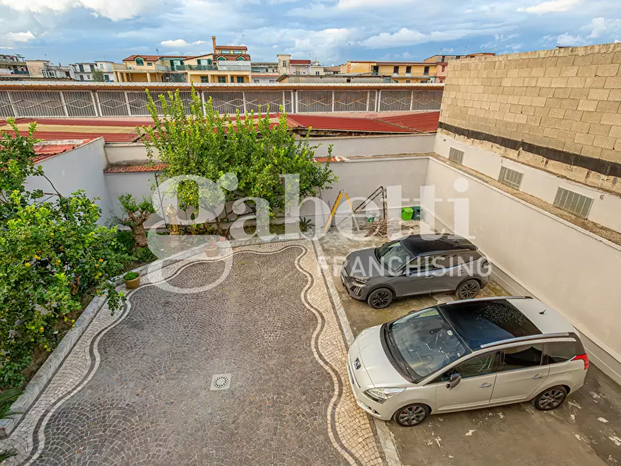 Immagine 3 di Palazzo in vendita  in Via Limitone a Frattamaggiore
