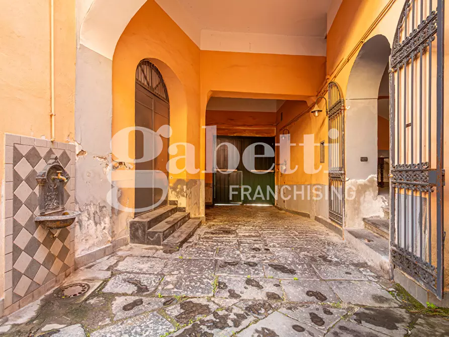 Immagine 19 di Palazzo in vendita  in Via Cumana a Frattamaggiore