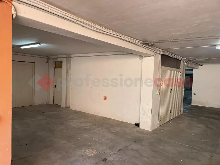 Immagine 26 di Box auto in vendita  in Viale Italia, 02 a Vitulazio