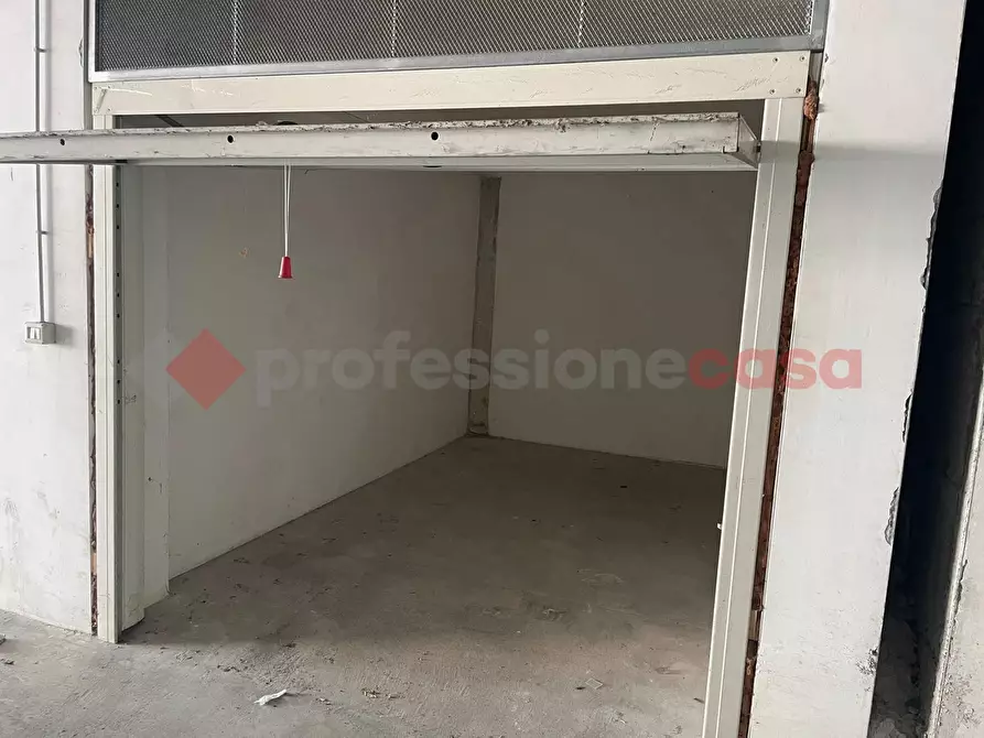 Immagine 13 di Box auto in vendita  in Viale Italia, 02 a Vitulazio