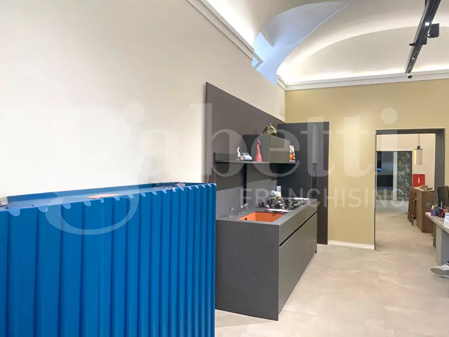 Immagine 4 di Negozio in vendita  in Via pier delle vigne a Napoli