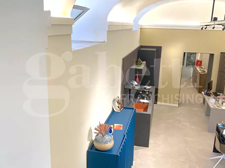 Immagine 2 di Negozio in vendita  in Via pier delle vigne a Napoli
