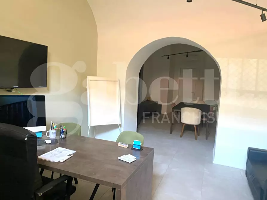 Immagine 10 di Negozio in vendita  in Via pier delle vigne a Napoli