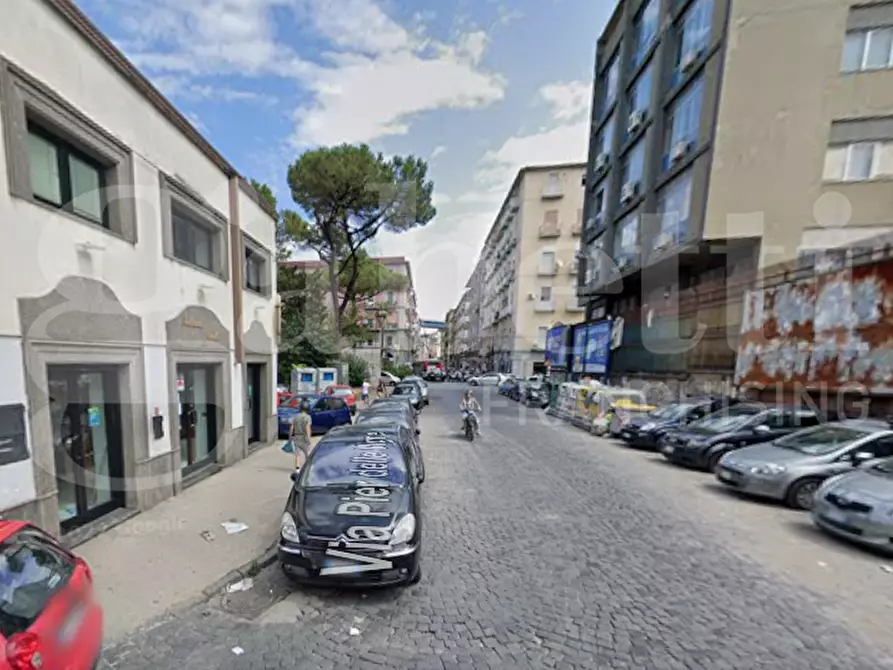 Immagine 15 di Negozio in vendita  in Via pier delle vigne a Napoli