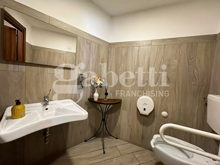 Immagine 5 di Negozio in vendita  in Via Vittorio Emanuele a Frattamaggiore