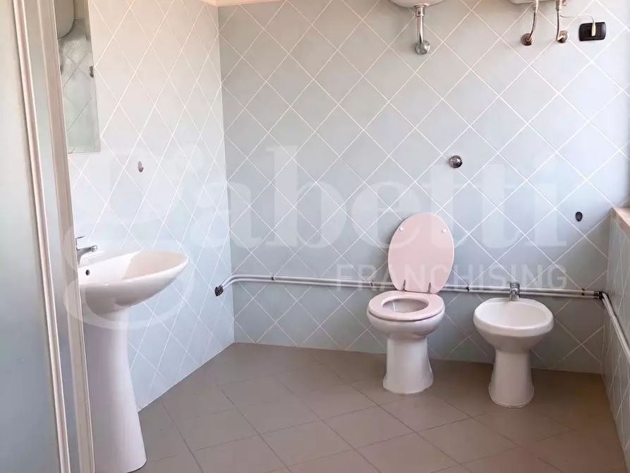 Immagine 10 di Ufficio in affitto  in Viale le Corbusier, 393 a Latina