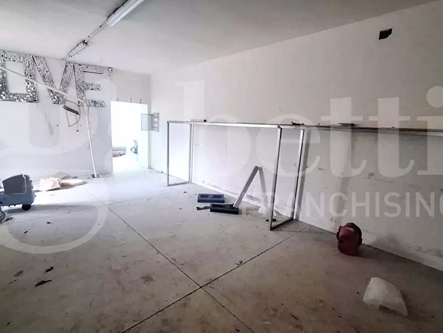 Immagine 11 di Negozio in affitto  in Viale comandante umberto maddalena a Napoli