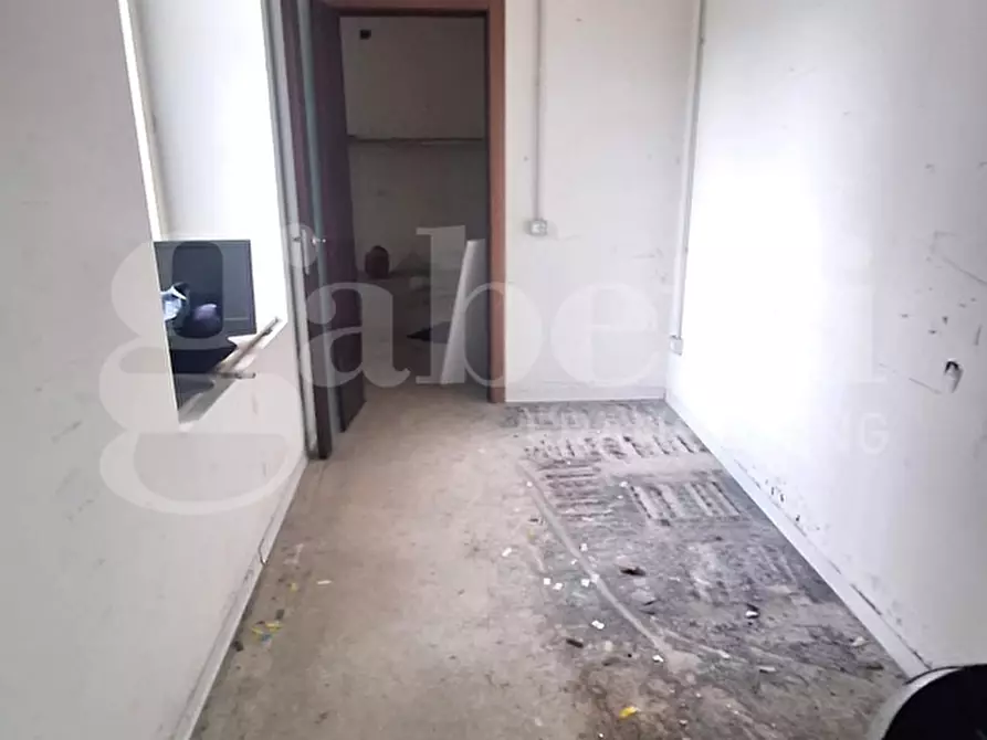 Immagine 10 di Negozio in affitto  in Viale comandante umberto maddalena a Napoli