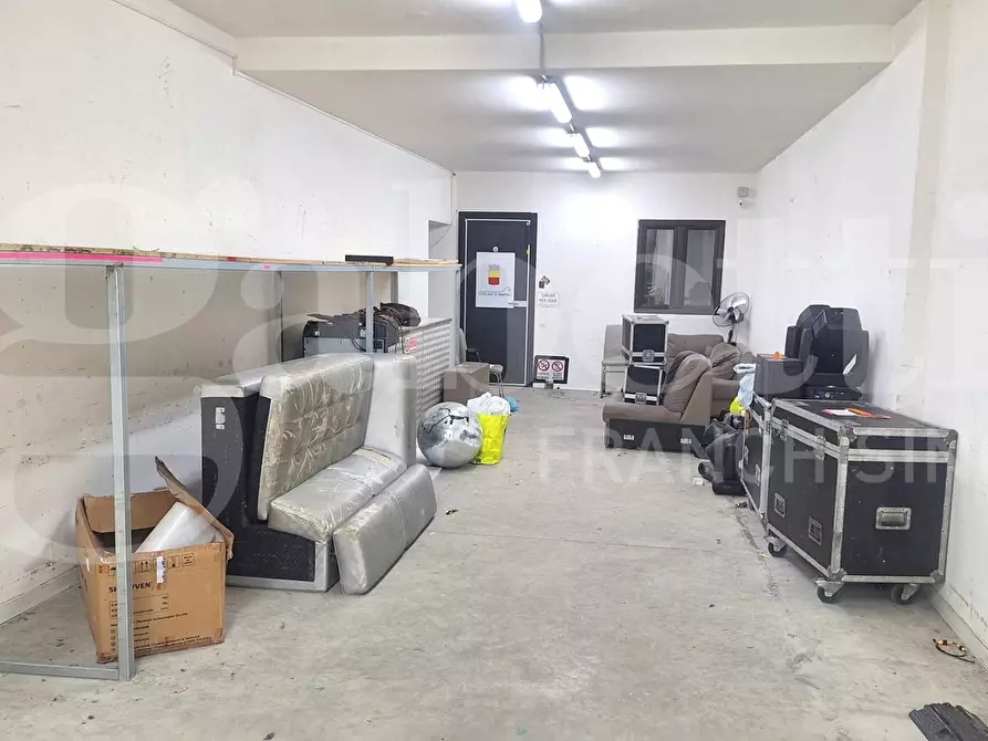 Immagine 9 di Negozio in affitto  in Viale comandante umberto maddalena a Napoli
