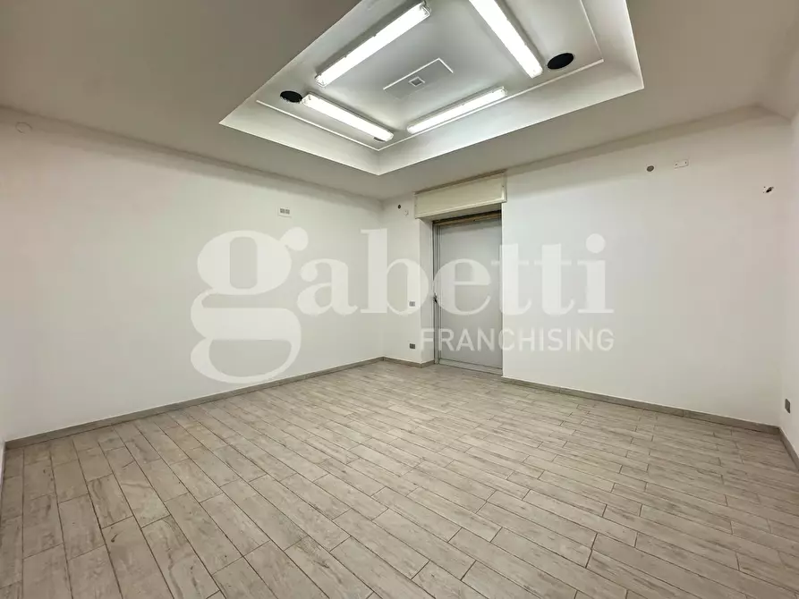 Immagine 1 di Negozio in affitto  in Via Pirozzi a Frattamaggiore